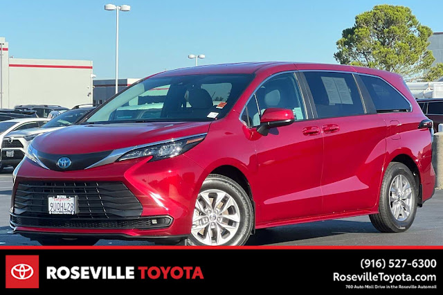 2025 Toyota Sienna LE